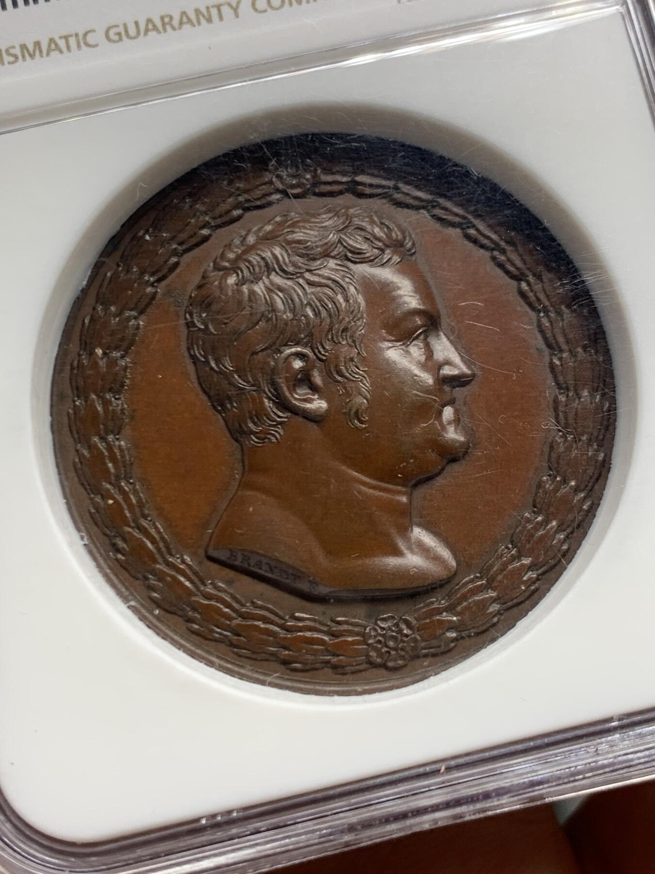 《竞宝斋》第456场 周日，周一，周二   3场连拍 （全场包邮）欢迎送拍 NGC MS63BN 德国1825年萨克森.魏玛.艾森纳赫大公国君主卡尔.奥古斯特大公在位50周年纪念铜章，背面为四马战车（权利象征）和十二星座图案。加厚盒装