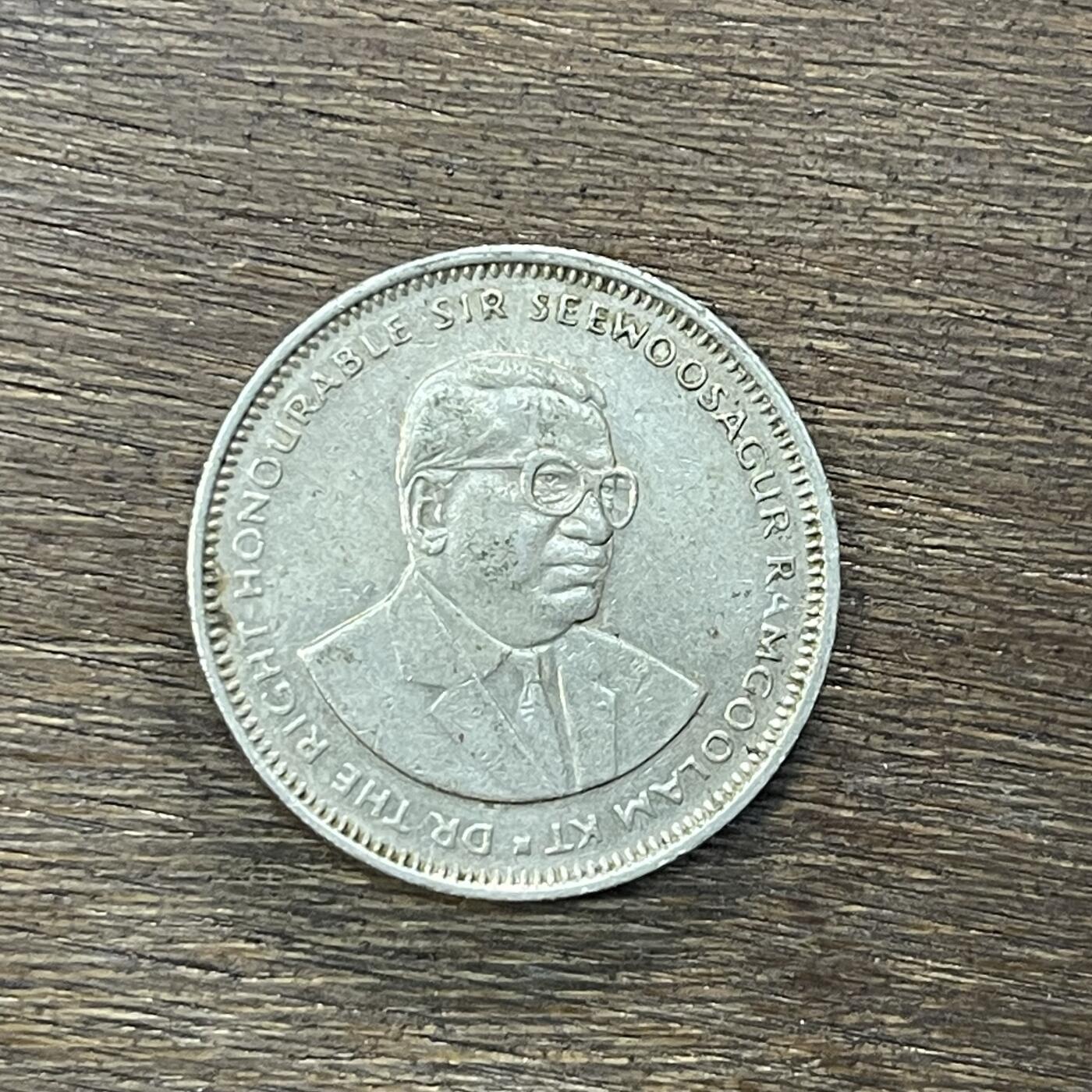 【铜匠收藏】★第138场★散币场。不寄存，30包邮。不满30元，支付5元运费。《接受代拍 代送NGC评级》 21【无寄存】1990年毛里求斯1卢比硬币