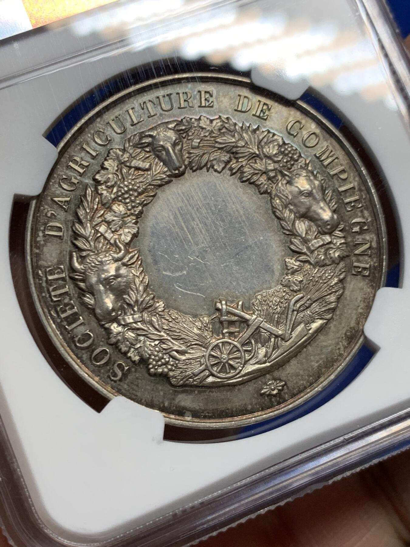 《竞宝斋》第456场 周日，周一，周二   3场连拍 （全场包邮）欢迎送拍 NGC MS63 法国贡比涅农业协会大银章，39mm大规格。清凉女神与三个捧花小天使，经典的图案。背面花环设计，繁复精美。老五彩，状态上佳