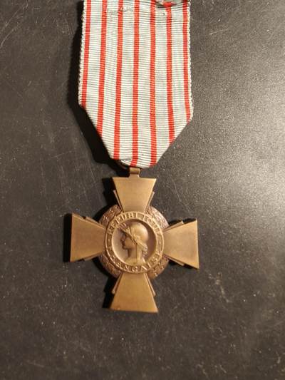 老王徽章第176期 - 法国战斗十字奖章