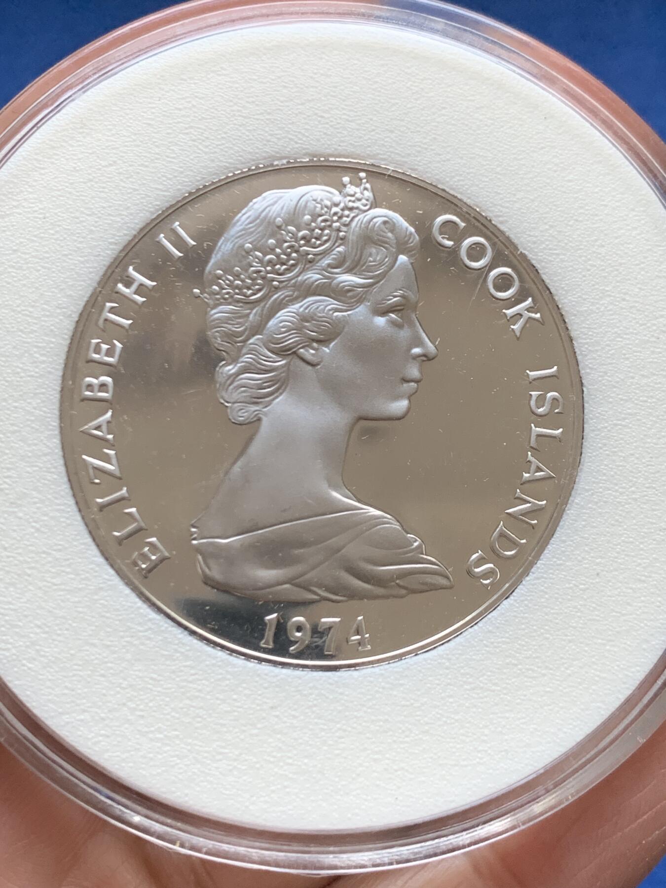 《竞宝斋》第456场 周日，周一，周二   3场连拍 （全场包邮）欢迎送拍 两枚一组 库克群岛1974 精制银币 925银 詹姆斯·库克船长第二次太平洋航行2.5元 27克 37.7毫米 + 赫维群岛发现200周年7.5元 34克 41.7毫米