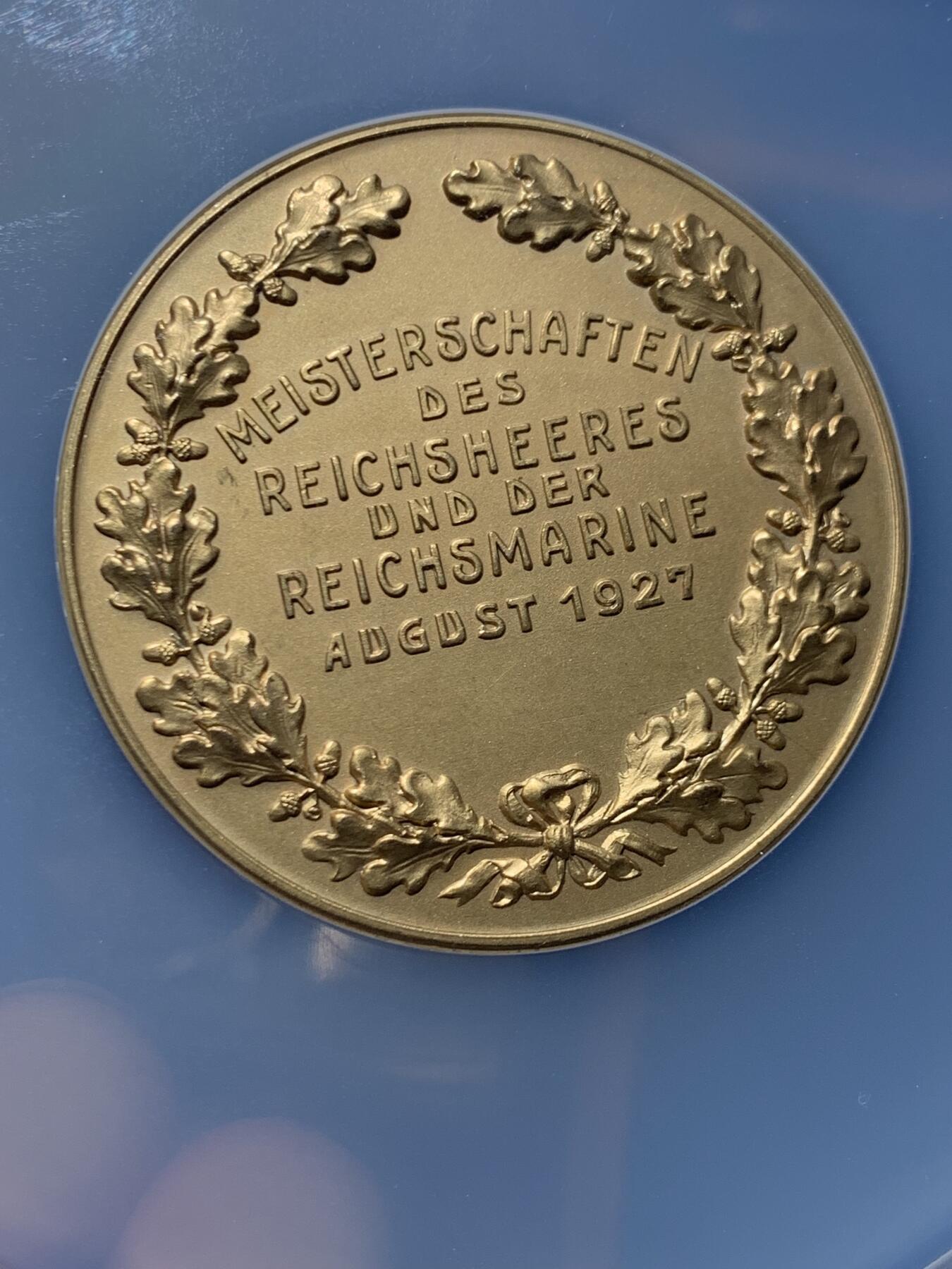 《竞宝斋》第456场 周日，周一，周二   3场连拍 （全场包邮）欢迎送拍 NGC MS63 德国1927年陆军元帅兴登堡80大寿镀金纪念高浮雕大铜章 稀少品种 金光闪闪 镀金层保存得很不错 人物惟妙惟肖