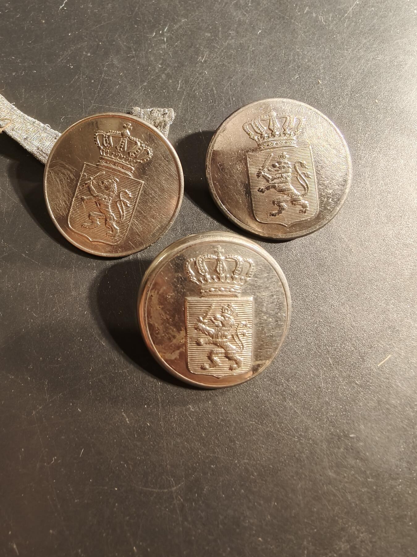 老王徽章第176期 荷兰王国制服纽扣一组3枚     直径31mm