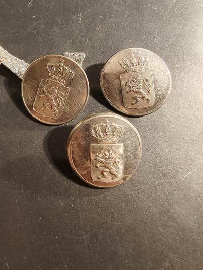 老王徽章第176期 - 荷兰王国制服纽扣一组3枚     直径31mm