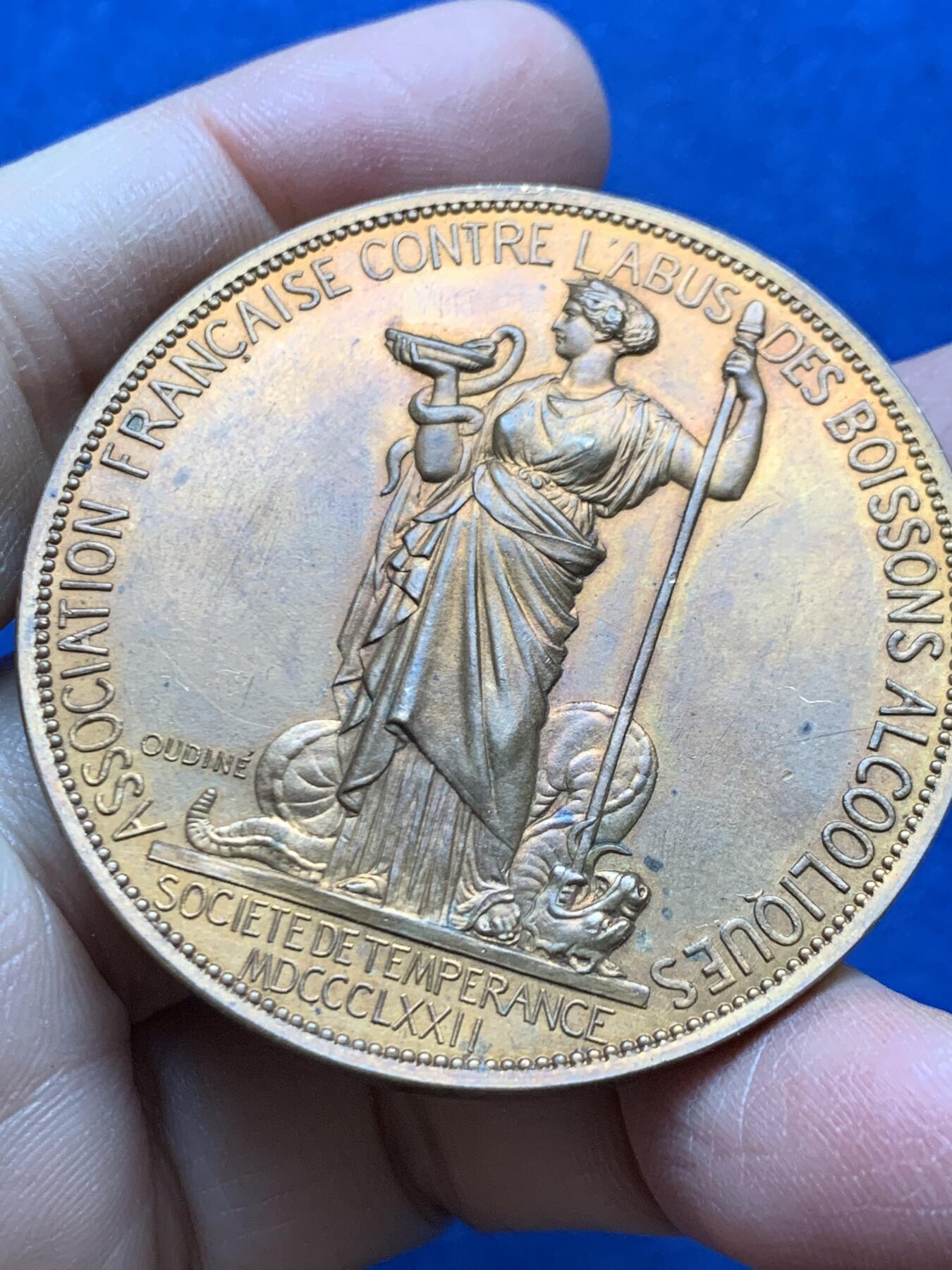 《竞宝斋》第456场 周日，周一，周二   3场连拍 （全场包邮）欢迎送拍 法国1872年反酗酒协会纪念铜章 带盒 63.2g 51mm 丰饶角铜标，无磕碰和划痕，光泽漂亮。这是19世纪在法国及欧美各地兴起的禁酒运动组织，旨在倡导减少或戒除酒精消费。