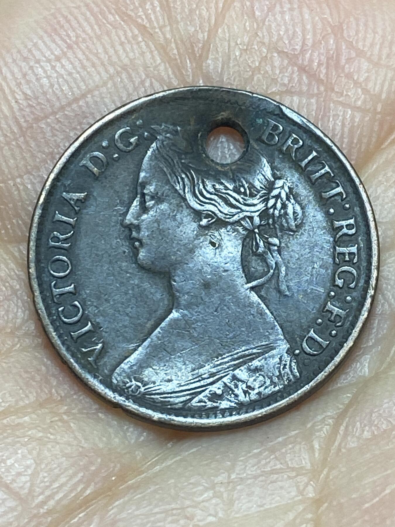 2026年第六场(总第一百七十五场）外国好品散币场(免佣金) 打孔–英国🇬🇧1865年1法新(维多利亚女王中年桂冠第二版)