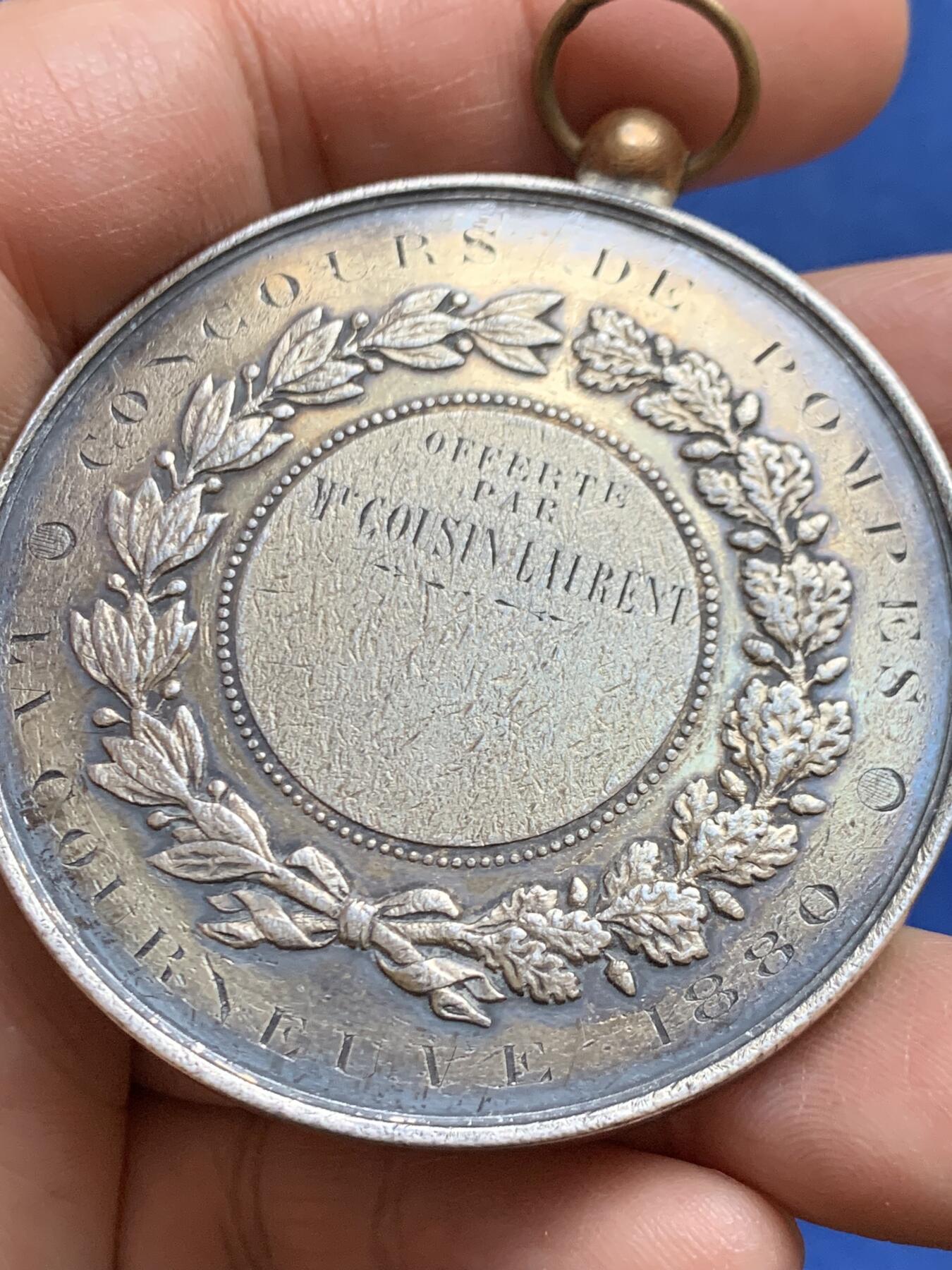 《竞宝斋》第456场 周日，周一，周二   3场连拍 （全场包邮）欢迎送拍 法国1880年消防竞赛大奖章 银质 直径57.5mm 重约87.9克 吊环部分像是铜质 后焊接