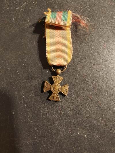 老王徽章第176期 - 法国二战志愿者战争十字奖章迷你章