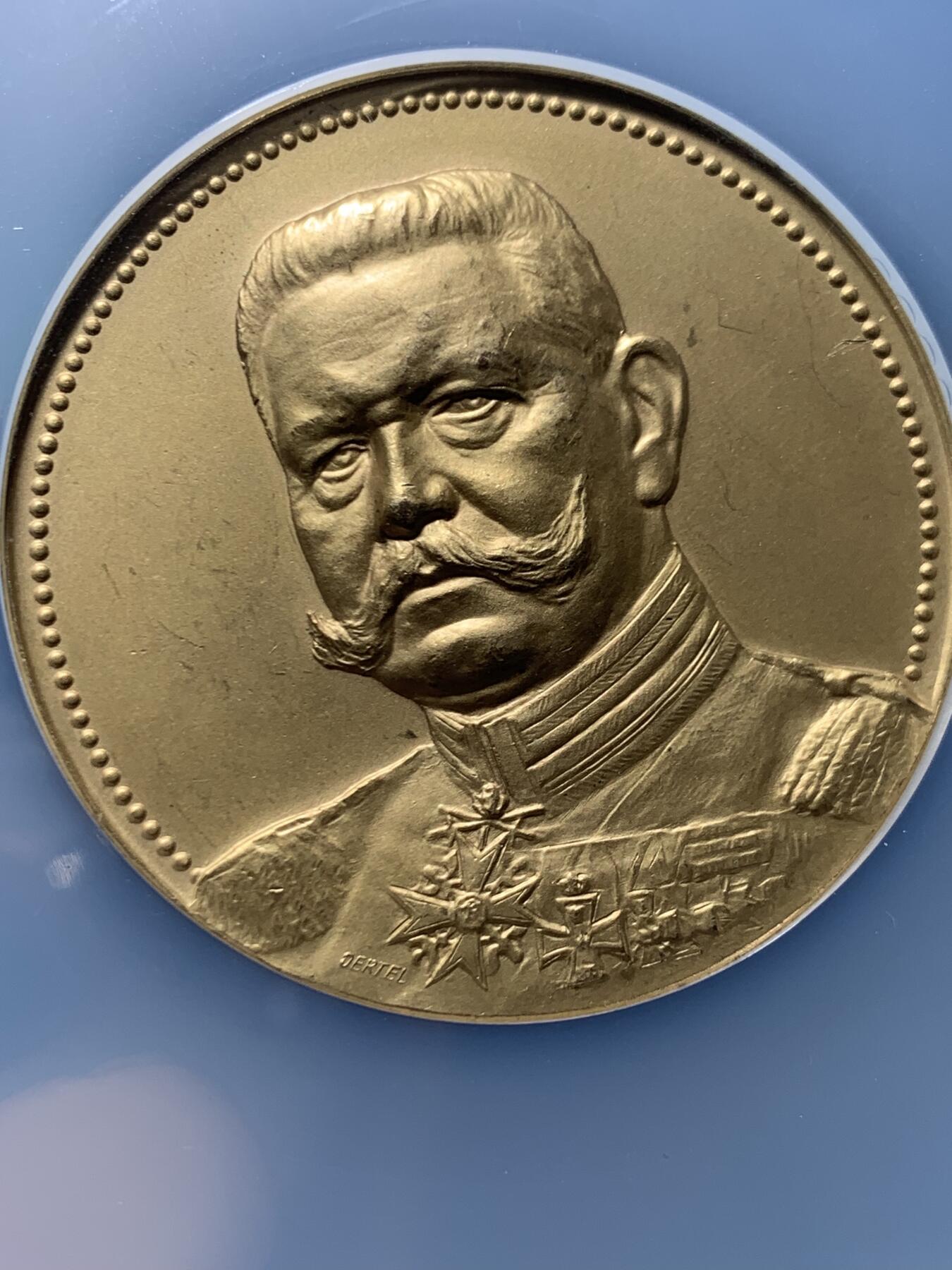 《竞宝斋》第456场 周日，周一，周二   3场连拍 （全场包邮）欢迎送拍 NGC MS63 德国1927年陆军元帅兴登堡80大寿镀金纪念高浮雕大铜章 稀少品种 金光闪闪 镀金层保存得很不错 人物惟妙惟肖