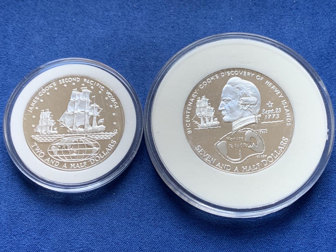 《竞宝斋》第456场 周日，周一，周二   3场连拍 （全场包邮）欢迎送拍 两枚一组 库克群岛1974 精制银币 925银 詹姆斯·库克船长第二次太平洋航行2.5元 27克 37.7毫米 + 赫维群岛发现200周年7.5元 34克 41.7毫米