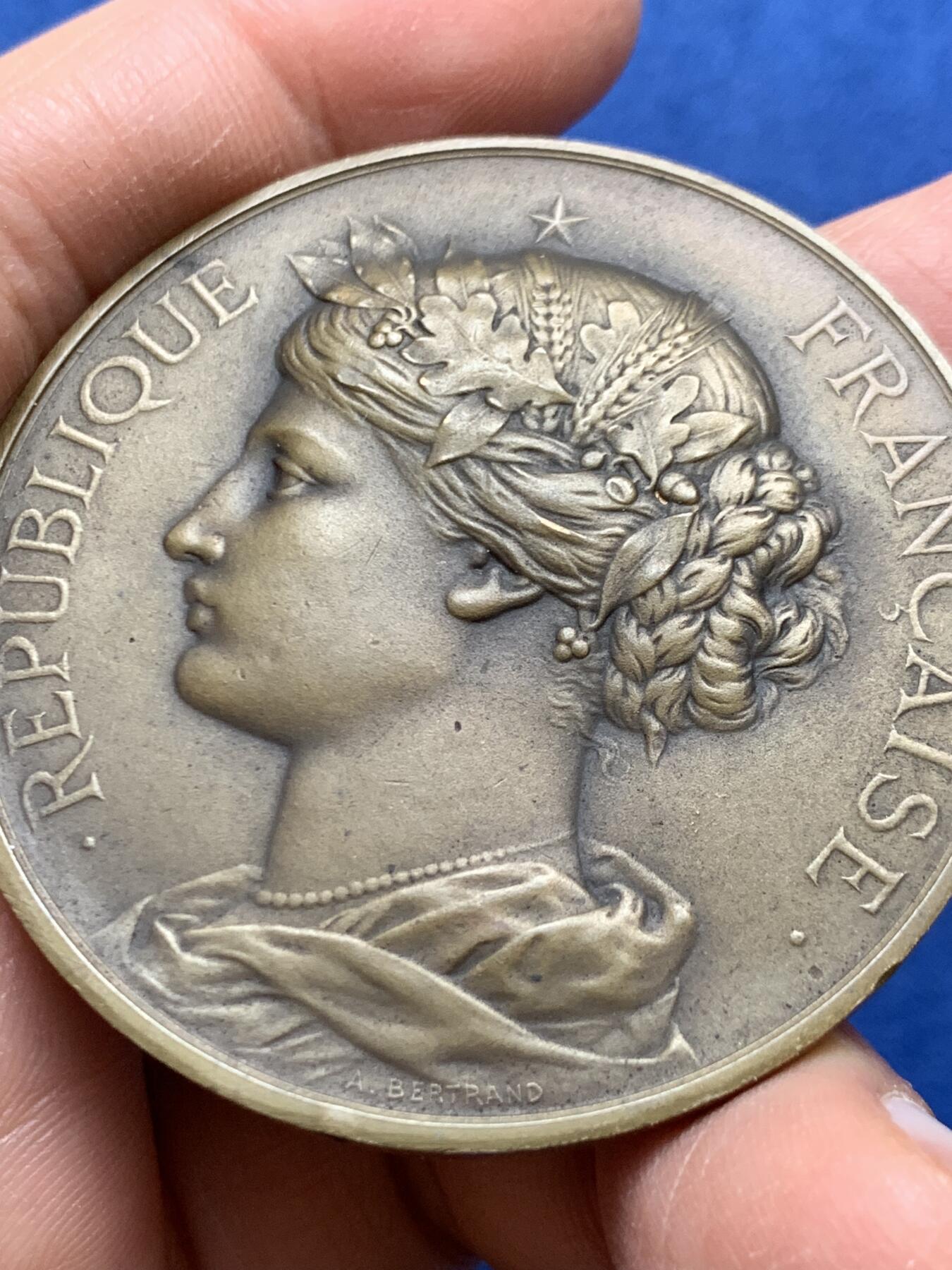 《竞宝斋》第456场 周日，周一，周二   3场连拍 （全场包邮）欢迎送拍 法国玛丽安娜女神铜章 A.Bertrand作品 56.4克 50.6mm 三角铜标