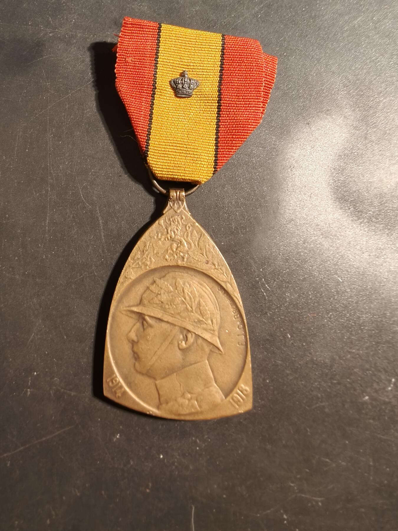 老王徽章第176期 比利时一战纪念章   少见王冠勋饰