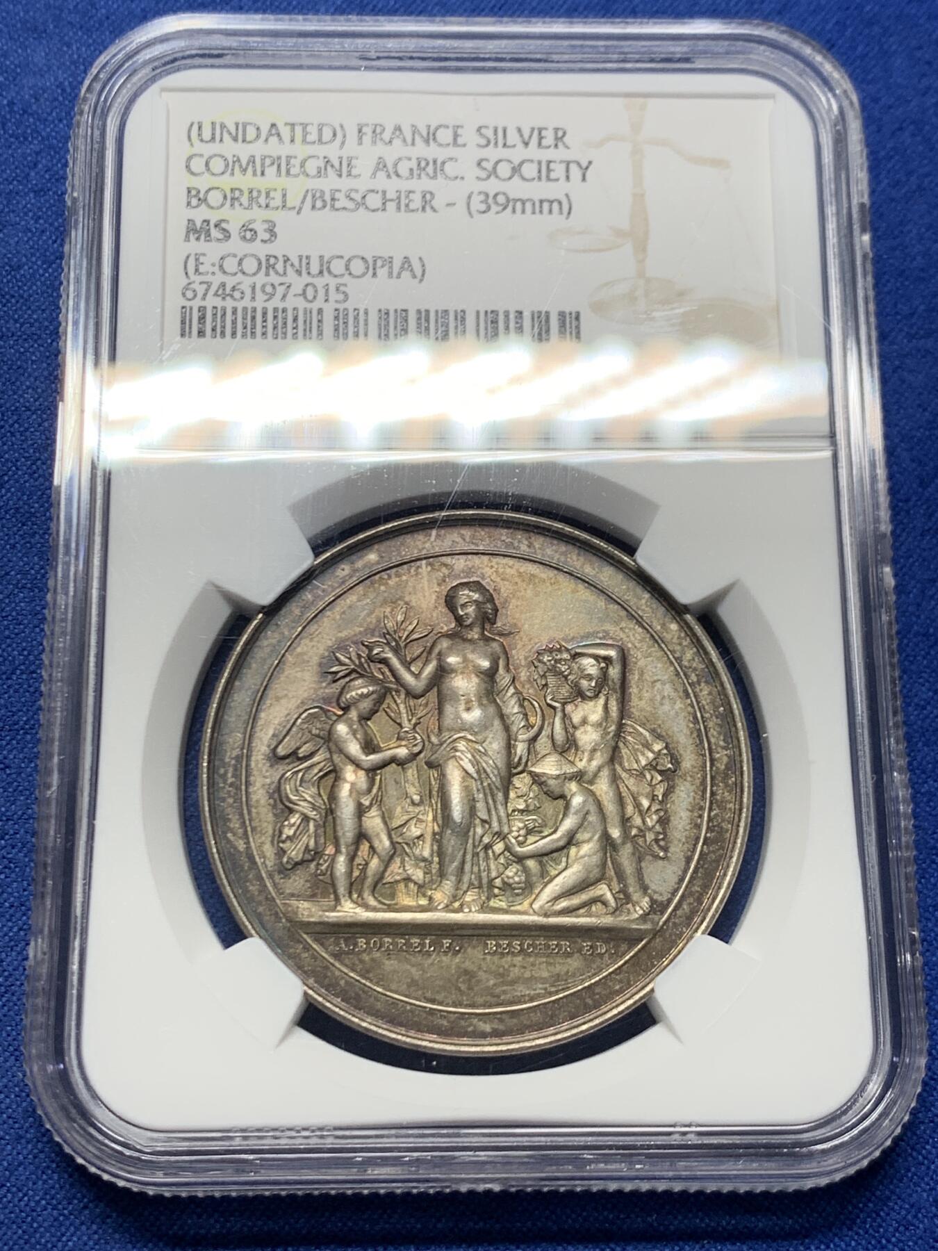 《竞宝斋》第456场 周日，周一，周二   3场连拍 （全场包邮）欢迎送拍 NGC MS63 法国贡比涅农业协会大银章，39mm大规格。清凉女神与三个捧花小天使，经典的图案。背面花环设计，繁复精美。老五彩，状态上佳