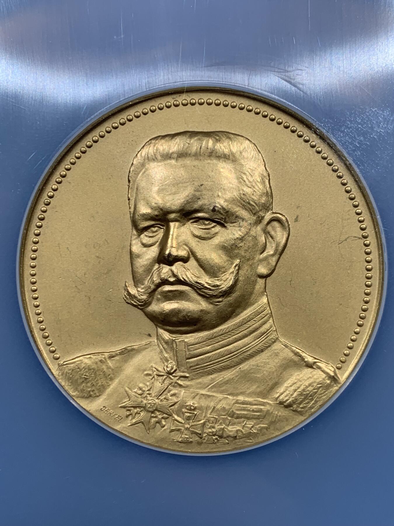 《竞宝斋》第456场 周日，周一，周二   3场连拍 （全场包邮）欢迎送拍 NGC MS63 德国1927年陆军元帅兴登堡80大寿镀金纪念高浮雕大铜章 稀少品种 金光闪闪 镀金层保存得很不错 人物惟妙惟肖