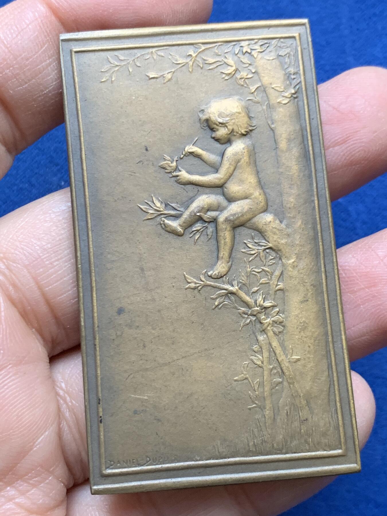 《竞宝斋》第456场 周日，周一，周二   3场连拍 （全场包邮）欢迎送拍 两枚一组 名家 DANIEL-DUPUIS 设计作品 主题对章：《鸟巢》与《泉源》 为杜普伊斯巅峰期作品，曾代表法国参加1900年巴黎世界博览会并获装饰艺术类金奖。58.15克，66*35.8mm；59.4克，65.5*37mm 版本细节见图