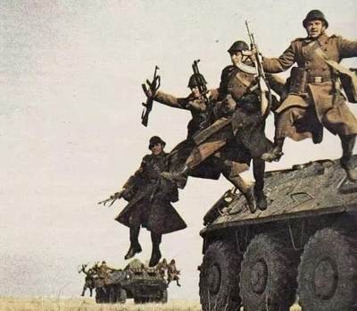 大猫徽章拍卖 第286期 罗马尼亚M73钢盔（罗马尼亚语：casca model 1973）是罗马尼亚社会主义共和国1973年列装的制式钢盔，是冷战时期罗马尼亚为摆脱苏联装备影响、彰显军事独立性的标志性装备，好品稀少带原盔罩（盔罩原始破损）头围54到58可调整。