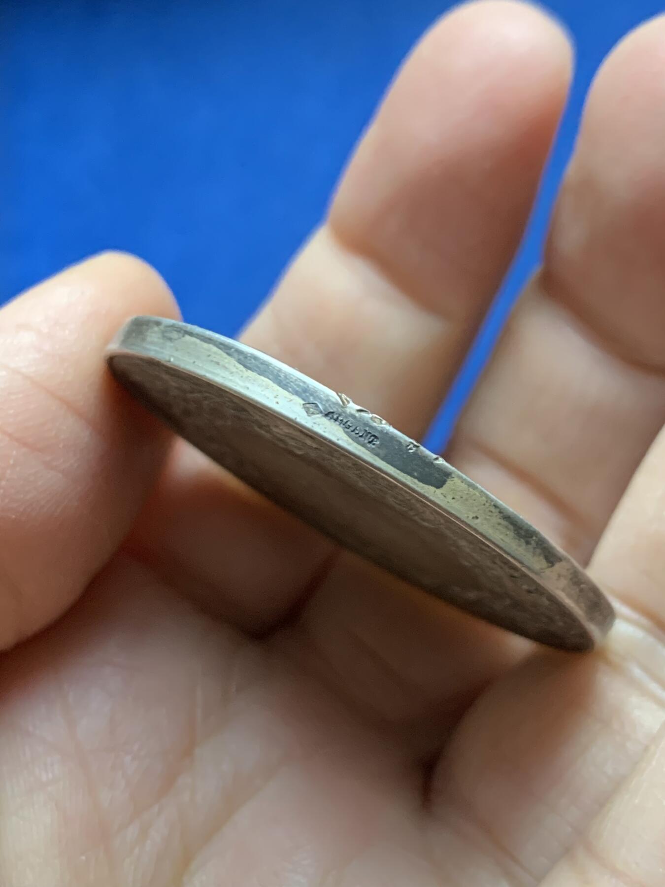 《竞宝斋》第456场 周日，周一，周二   3场连拍 （全场包邮）欢迎送拍 江心垂钓银章 菱形 野猪头银标 34.2克 41mm 带盒