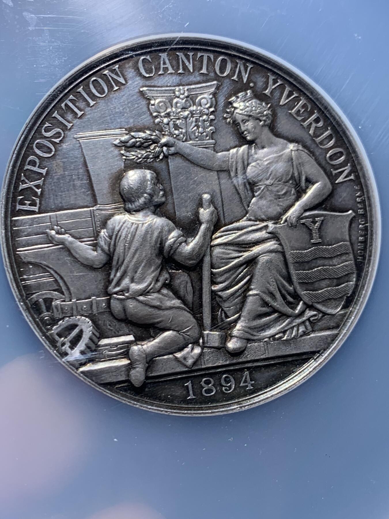 《竞宝斋》第456场 周日，周一，周二   3场连拍 （全场包邮）欢迎送拍 NGC MS62 瑞士 1894年 伊韦尔东 工业博览会大银章 加大加厚盒装 50mm大直径