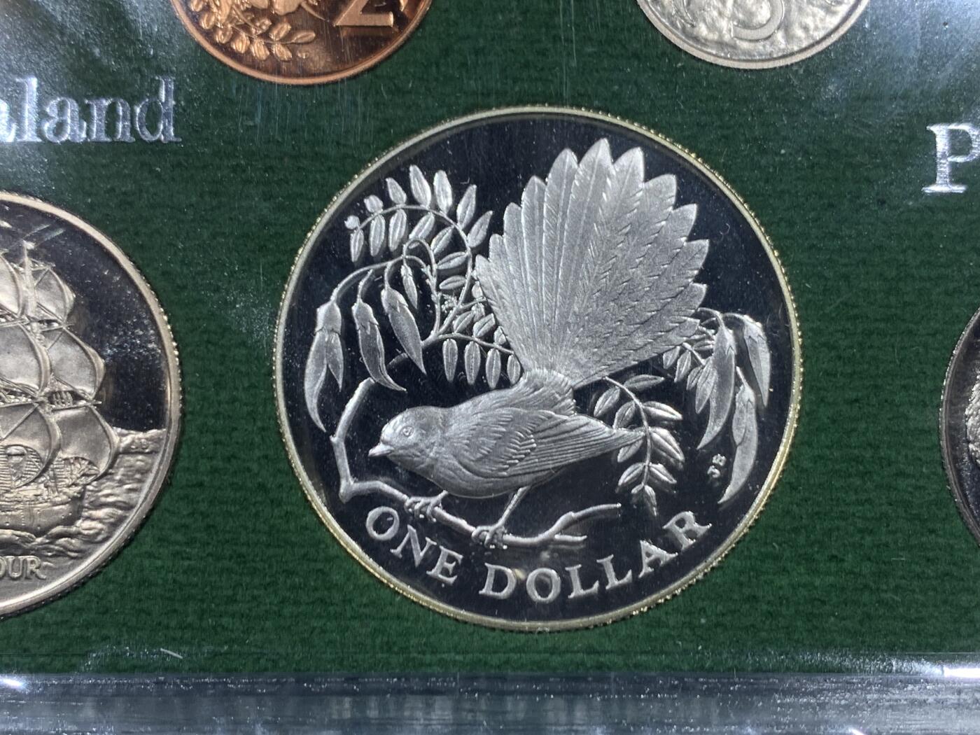 《竞宝斋》第456场 周日，周一，周二   3场连拍 （全场包邮）欢迎送拍 新西兰1980年伊丽莎白二世精制套币，其中最大面值的扇尾鸟一元为银币，27.2克，925银