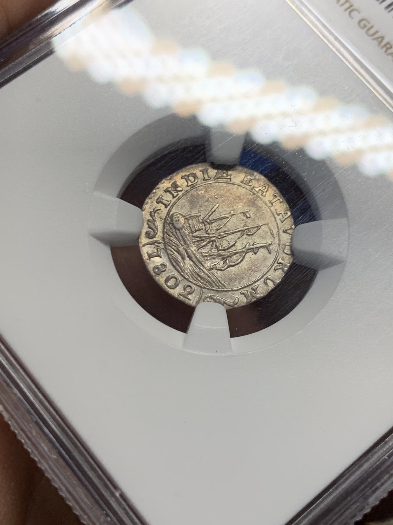 《竞宝斋》第456场 周日，周一，周二   3场连拍 （全场包邮）欢迎送拍 NGC UNC 荷属东印度群岛 1802年  巴达维亚共和国（1800-1806） 1/16古尔登 银币 自然状态 感觉错杀了