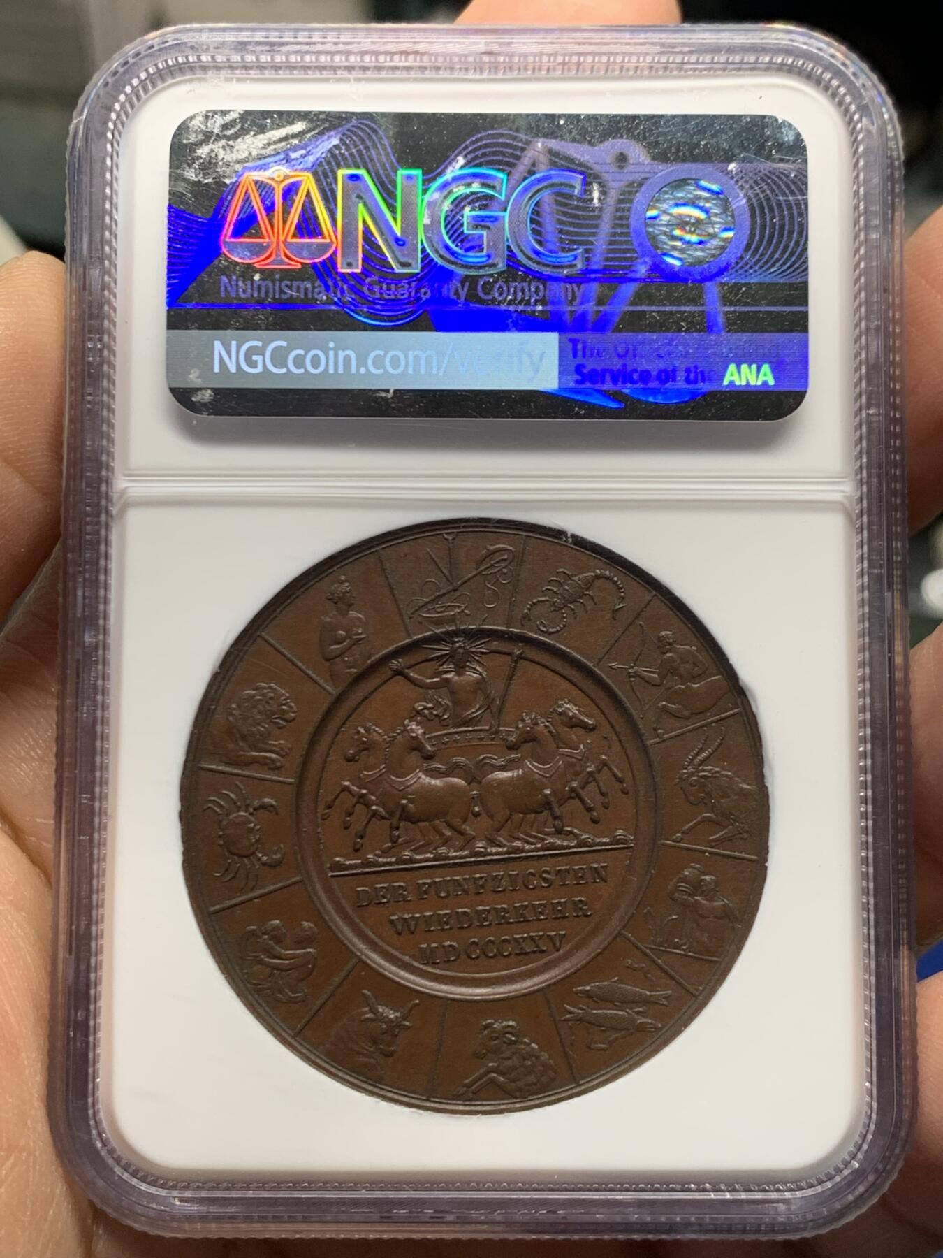 《竞宝斋》第456场 周日，周一，周二   3场连拍 （全场包邮）欢迎送拍 NGC MS63BN 德国1825年萨克森.魏玛.艾森纳赫大公国君主卡尔.奥古斯特大公在位50周年纪念铜章，背面为四马战车（权利象征）和十二星座图案。加厚盒装