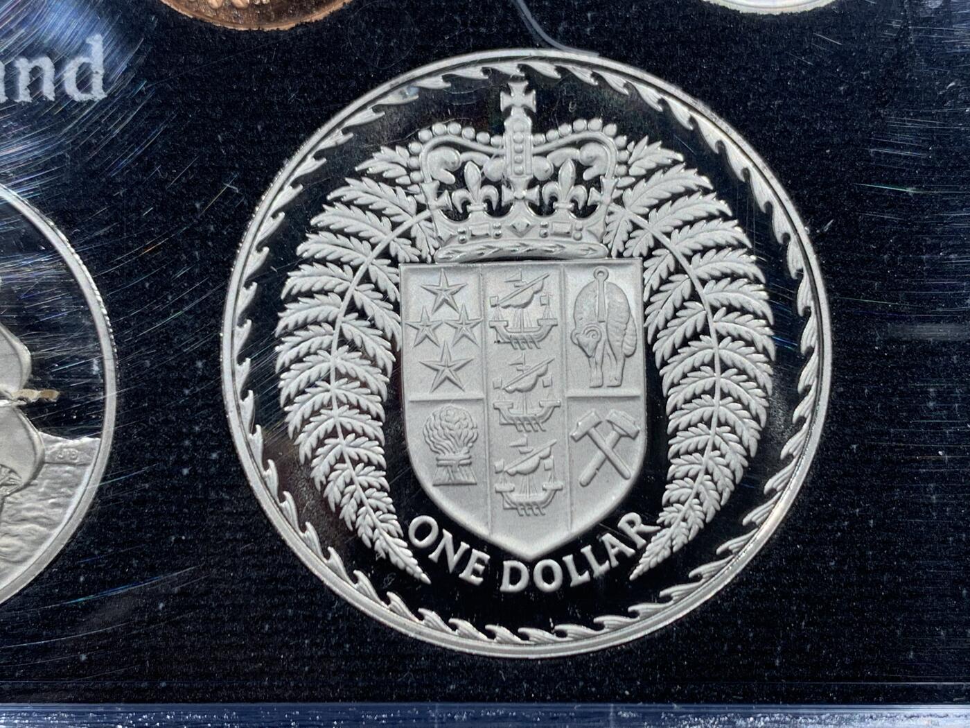 《竞宝斋》第456场 周日，周一，周二   3场连拍 （全场包邮）欢迎送拍 新西兰1976年官方精制套币 含1元精制币