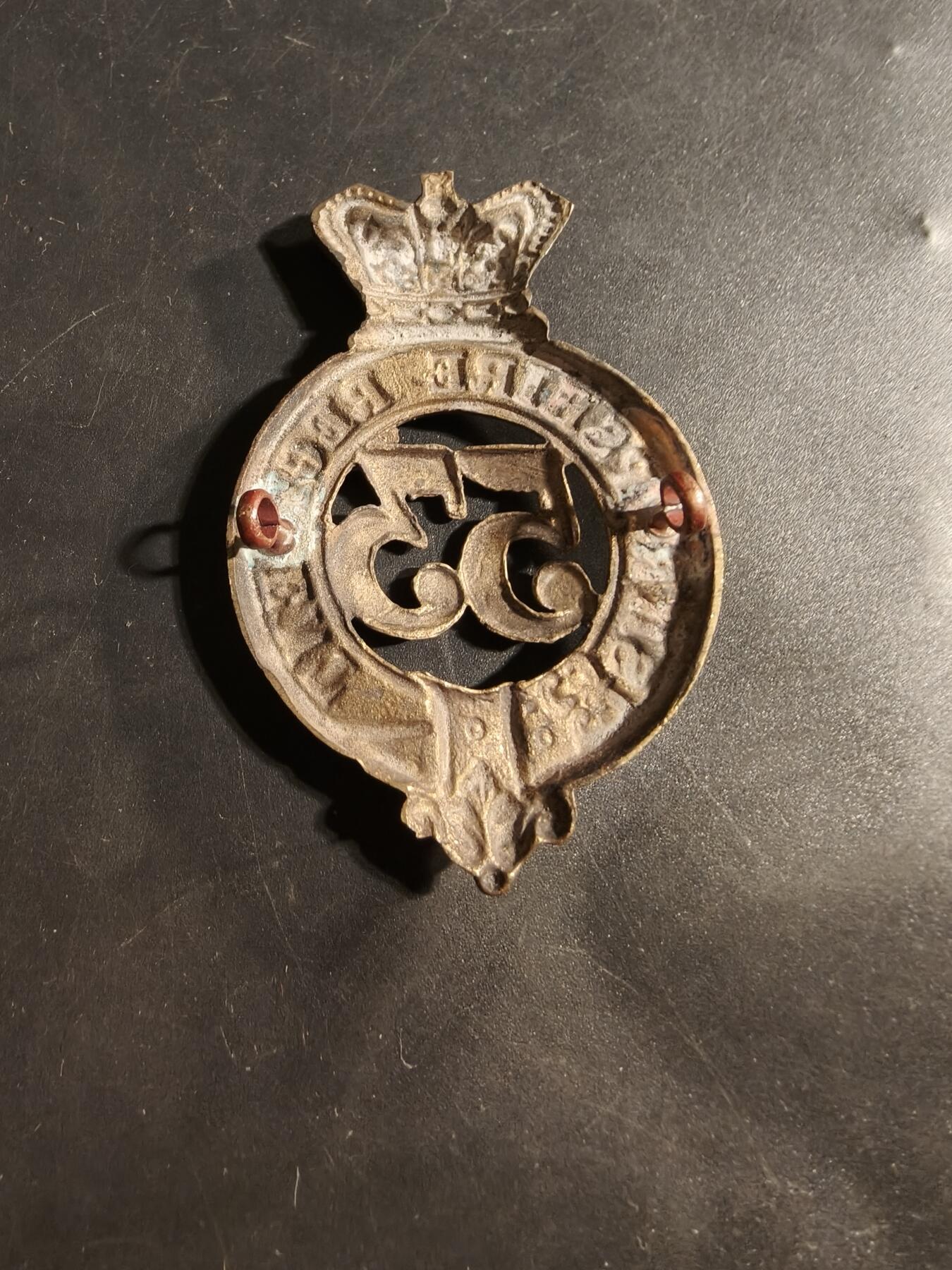 老王徽章第176期 英国第53步兵团格伦加里帽徽      使用时间1873-1881，该团1881年合并成为什罗普郡步兵团