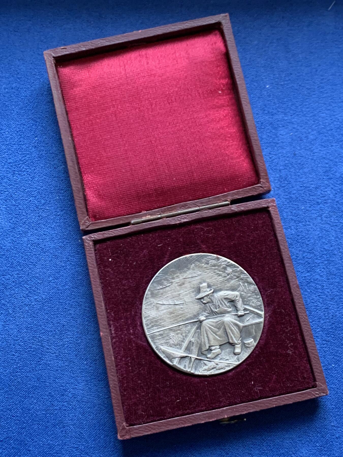 《竞宝斋》第456场 周日，周一，周二   3场连拍 （全场包邮）欢迎送拍 江心垂钓银章 菱形 野猪头银标 34.2克 41mm 带盒