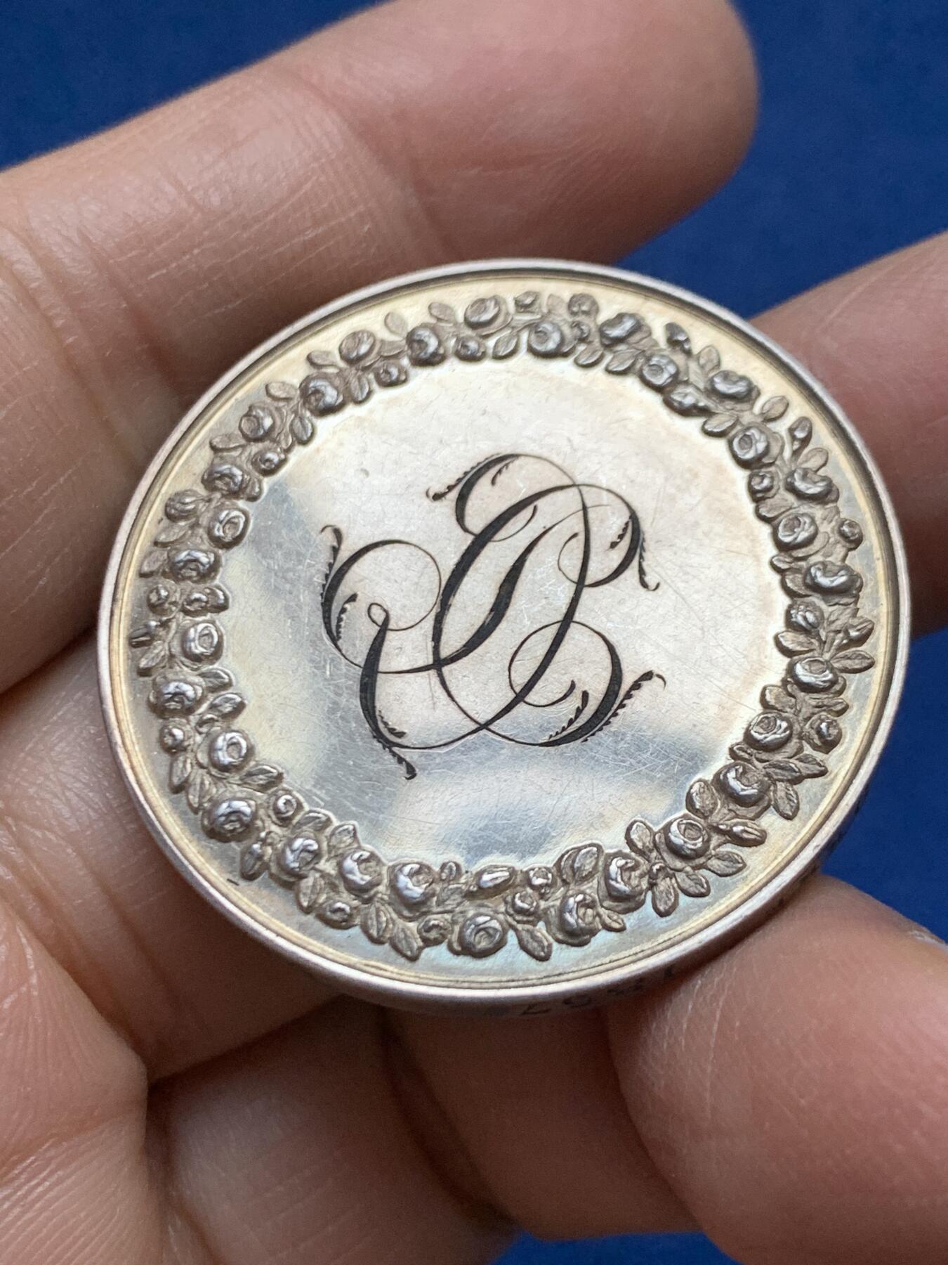 《竞宝斋》第456场 周日，周一，周二   3场连拍 （全场包邮）欢迎送拍 法国银质婚章 1857 手指银标 36.4mm 22.3克 巴黎造币厂雕铸法国婚庆主题纪念银章 950银 见证爱意永恒 收藏礼赠双相宜