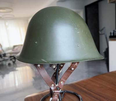 大猫徽章拍卖 第286期 - 罗马尼亚M73钢盔（罗马尼亚语：casca model 1973）是罗马尼亚社会主义共和国1973年列装的制式钢盔，是冷战时期罗马尼亚为摆脱苏联装备影响、彰显军事独立性的标志性装备，好品稀少带原盔罩（盔罩原始破损）头围54到58可调整。