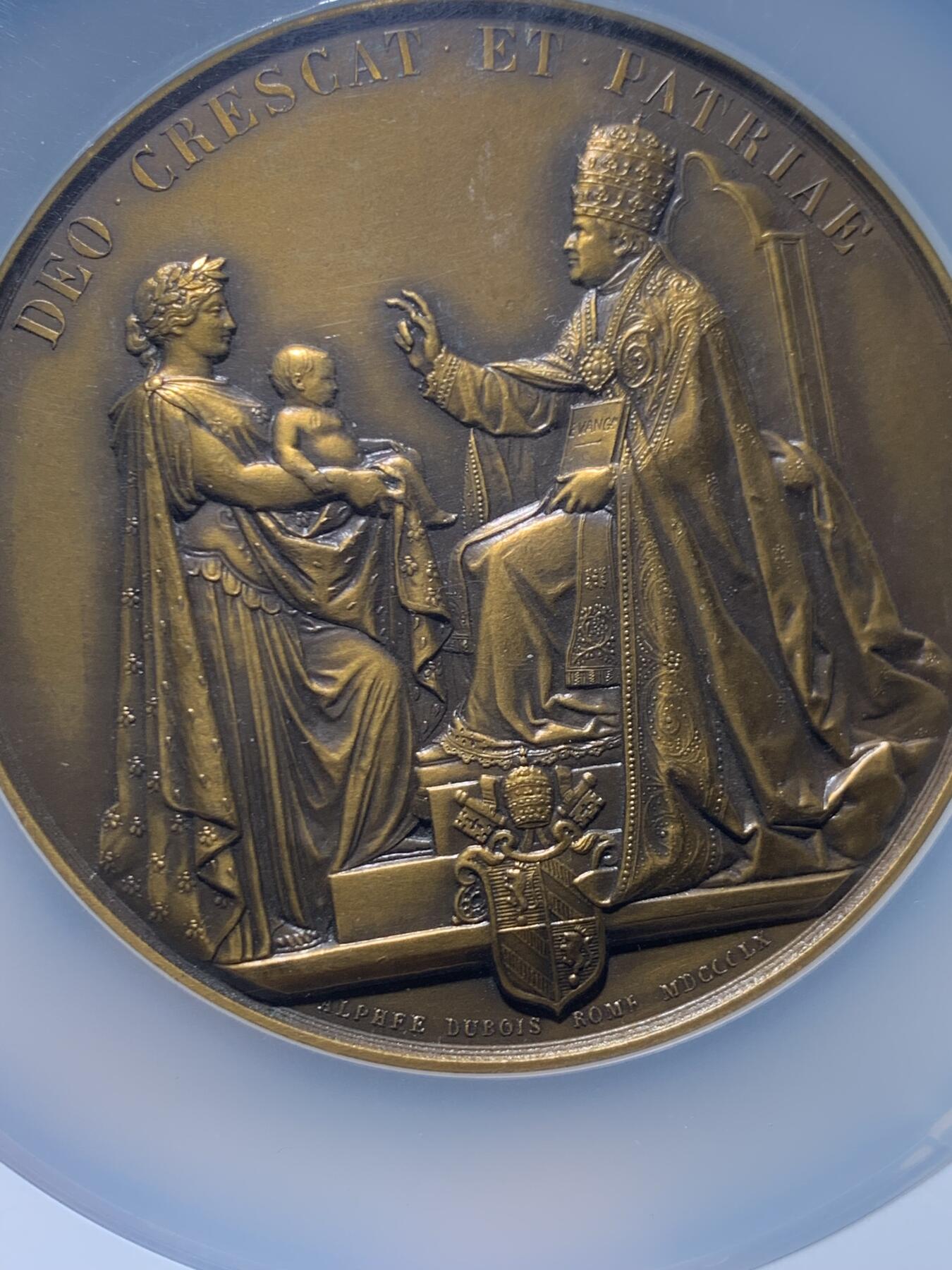 《竞宝斋》第456场 周日，周一，周二   3场连拍 （全场包邮）欢迎送拍 NGC MS61BN 法国拿破仑三世与欧仁妮皇后在1980年为王子洗礼高浮雕大铜章 ，正面呈现拿破仑三世与欧仁妮皇后的左侧面肖像，人物细节刻画精细，经典纪念章藏品 ，该章直径70mm，加大加厚盒封装。