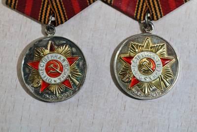 大猫徽章拍卖 第286期 俄罗斯卫国战争胜利70周年纪念章一对 