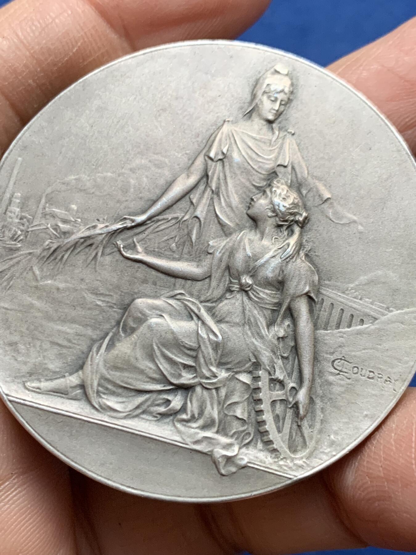 《竞宝斋》第456场 周日，周一，周二   3场连拍 （全场包邮）欢迎送拍 名家库德雷作 法国建筑师协会纪念大银章 61.1克 49.7mm 好品 丰饶角1银标 带盒