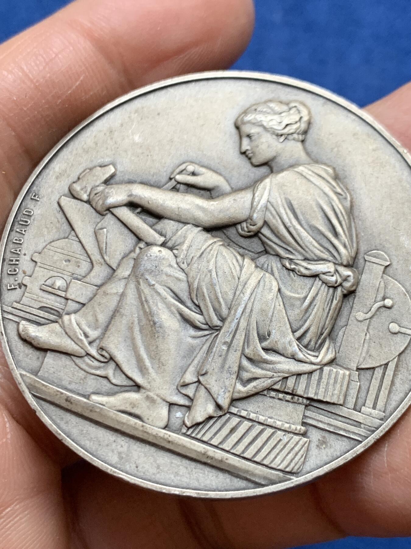 《竞宝斋》第456场 周日，周一，周二   3场连拍 （全场包邮）欢迎送拍 法国工业女神大银章 丰饶角2银标 61.7克 50mm