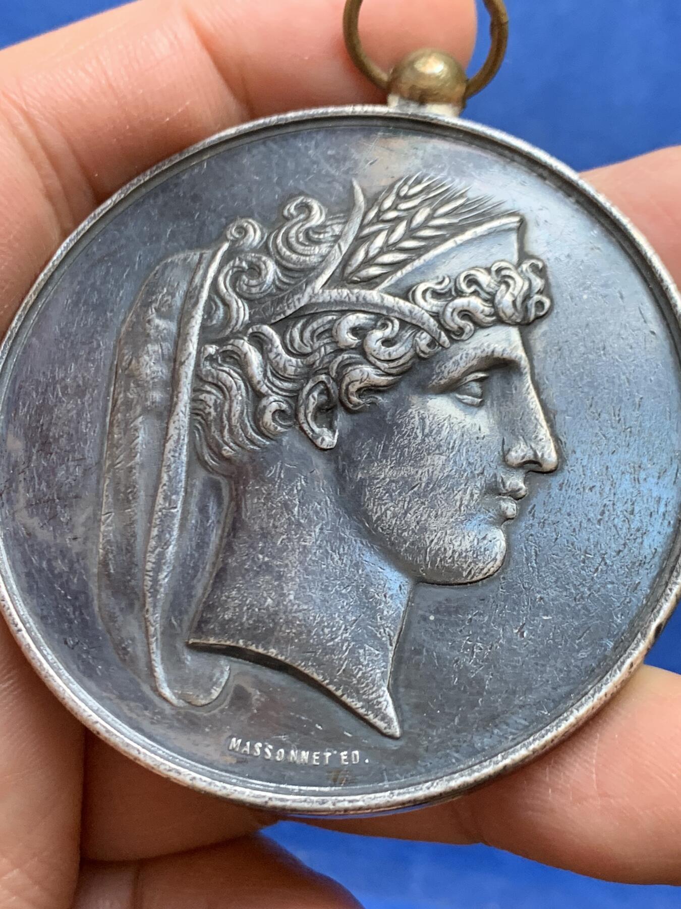 《竞宝斋》第456场 周日，周一，周二   3场连拍 （全场包邮）欢迎送拍 法国1880年消防竞赛大奖章 银质 直径57.5mm 重约87.9克 吊环部分像是铜质 后焊接