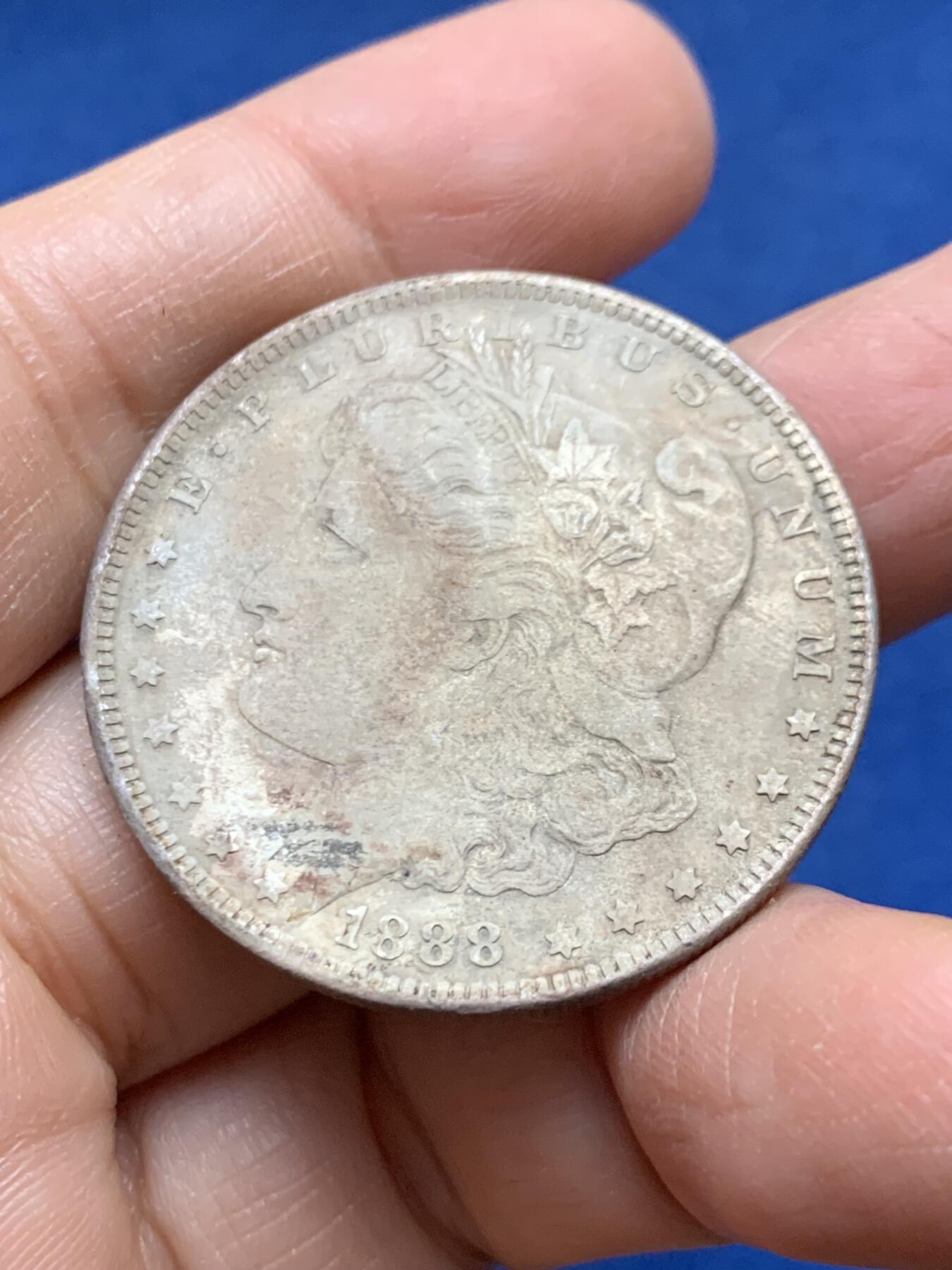 《竞宝斋》第456场 周日，周一，周二   3场连拍 （全场包邮）欢迎送拍 美国 1888年1美元摩根银币 背面转光 发财年份