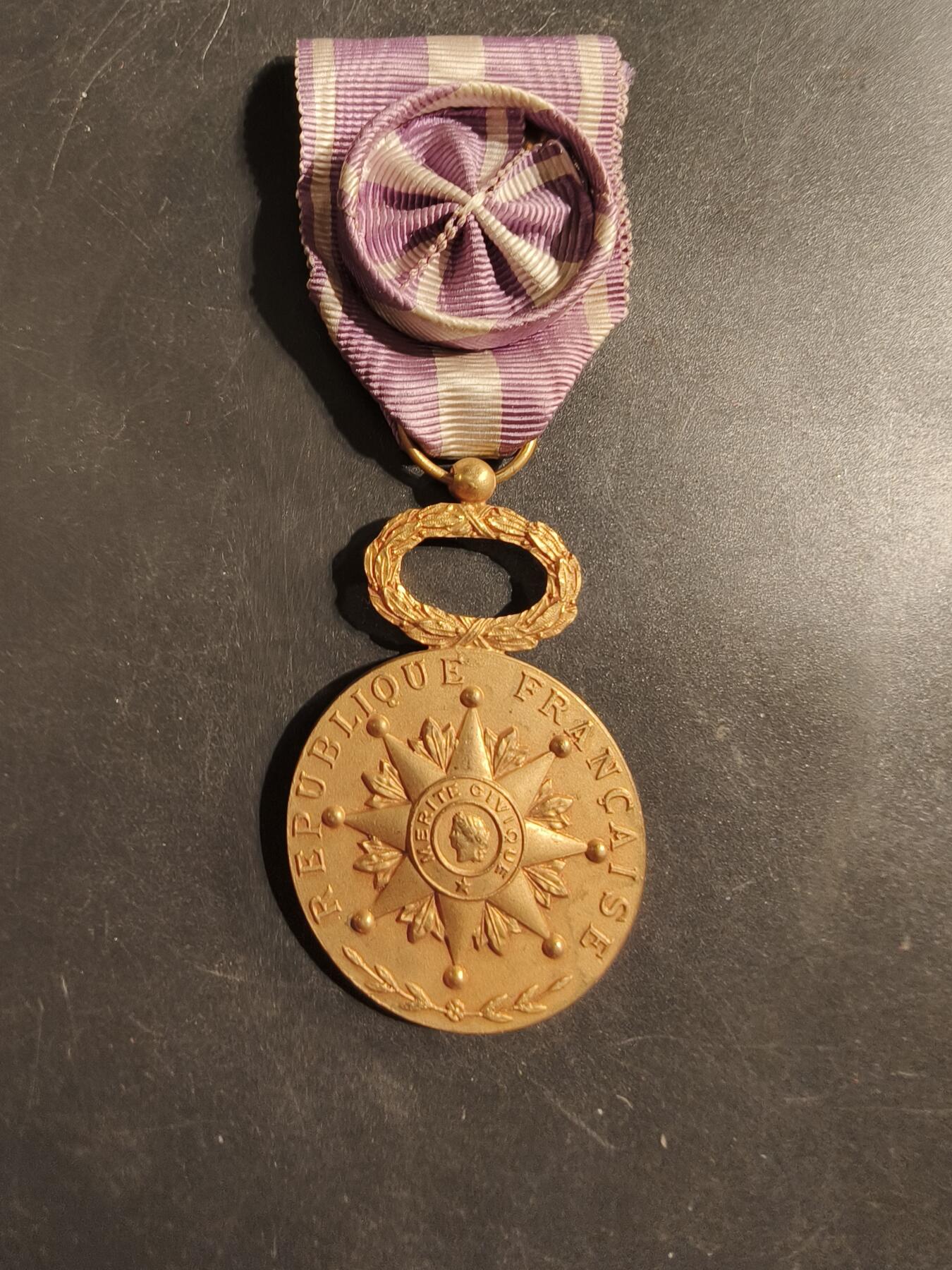 老王徽章第176期 法国金级军官级社会互助与慈善联盟奖章