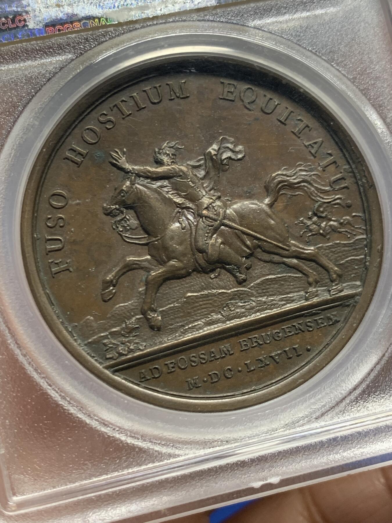 《竞宝斋》第456场 周日，周一，周二   3场连拍 （全场包邮）欢迎送拍 PCGS MS62BN 法国 路易十四“遗产战争胜利”经典战役纪念铜章，彩色包浆，背面为骑马征战图案，“以骑兵击溃敌军”的铭文，PCGS评级冠军分。加厚盒