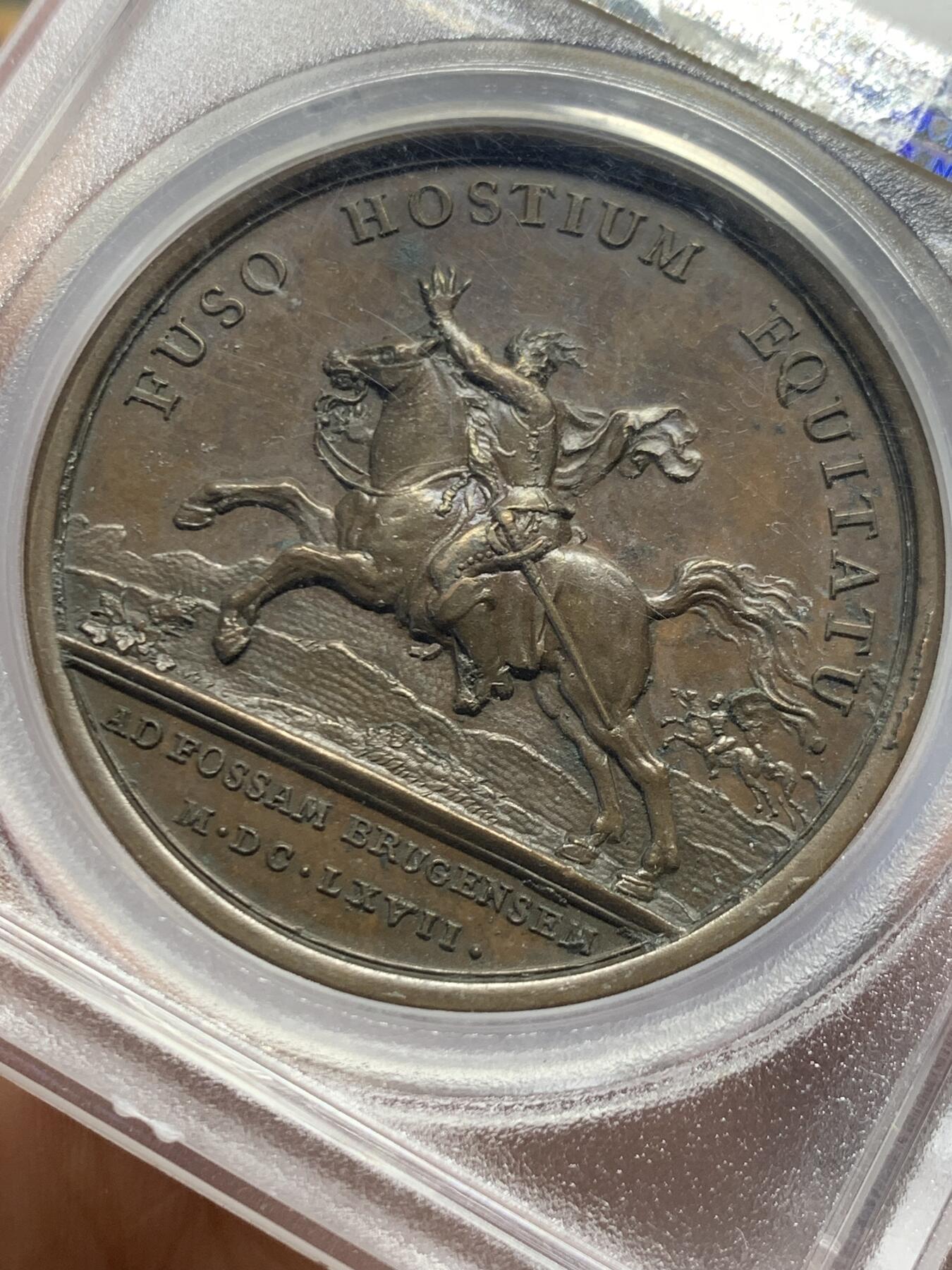 《竞宝斋》第456场 周日，周一，周二   3场连拍 （全场包邮）欢迎送拍 PCGS MS62BN 法国 路易十四“遗产战争胜利”经典战役纪念铜章，彩色包浆，背面为骑马征战图案，“以骑兵击溃敌军”的铭文，PCGS评级冠军分。加厚盒