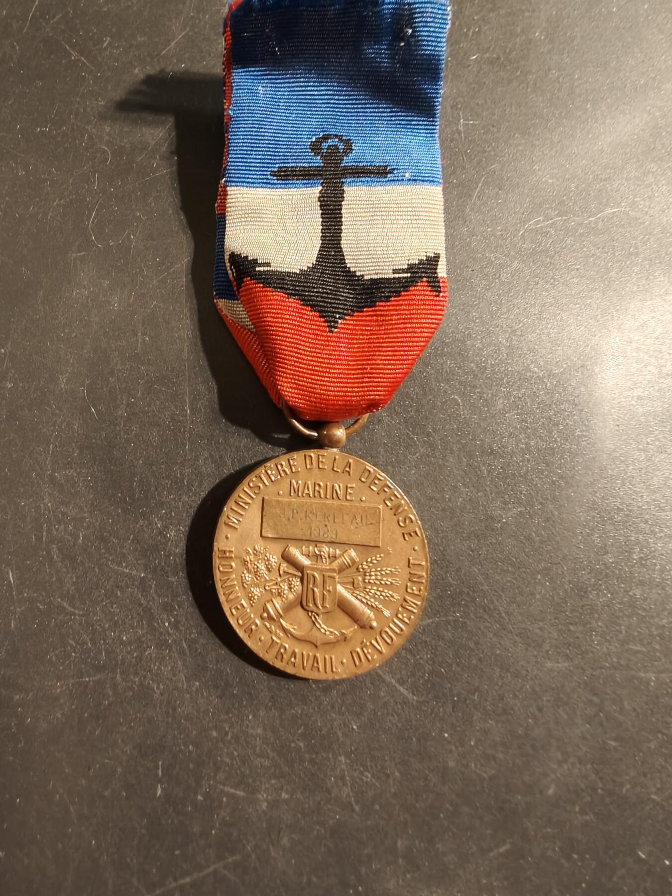 老王徽章第176期 法国铜级国防部海军版劳工奖章     1989年实发