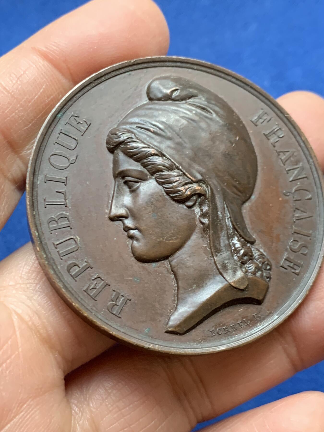 《竞宝斋》第456场 周日，周一，周二   3场连拍 （全场包邮）欢迎送拍 1848年法兰西共和国宣告纪念章 手指铜标 原铸章 65.5克 50.2mm