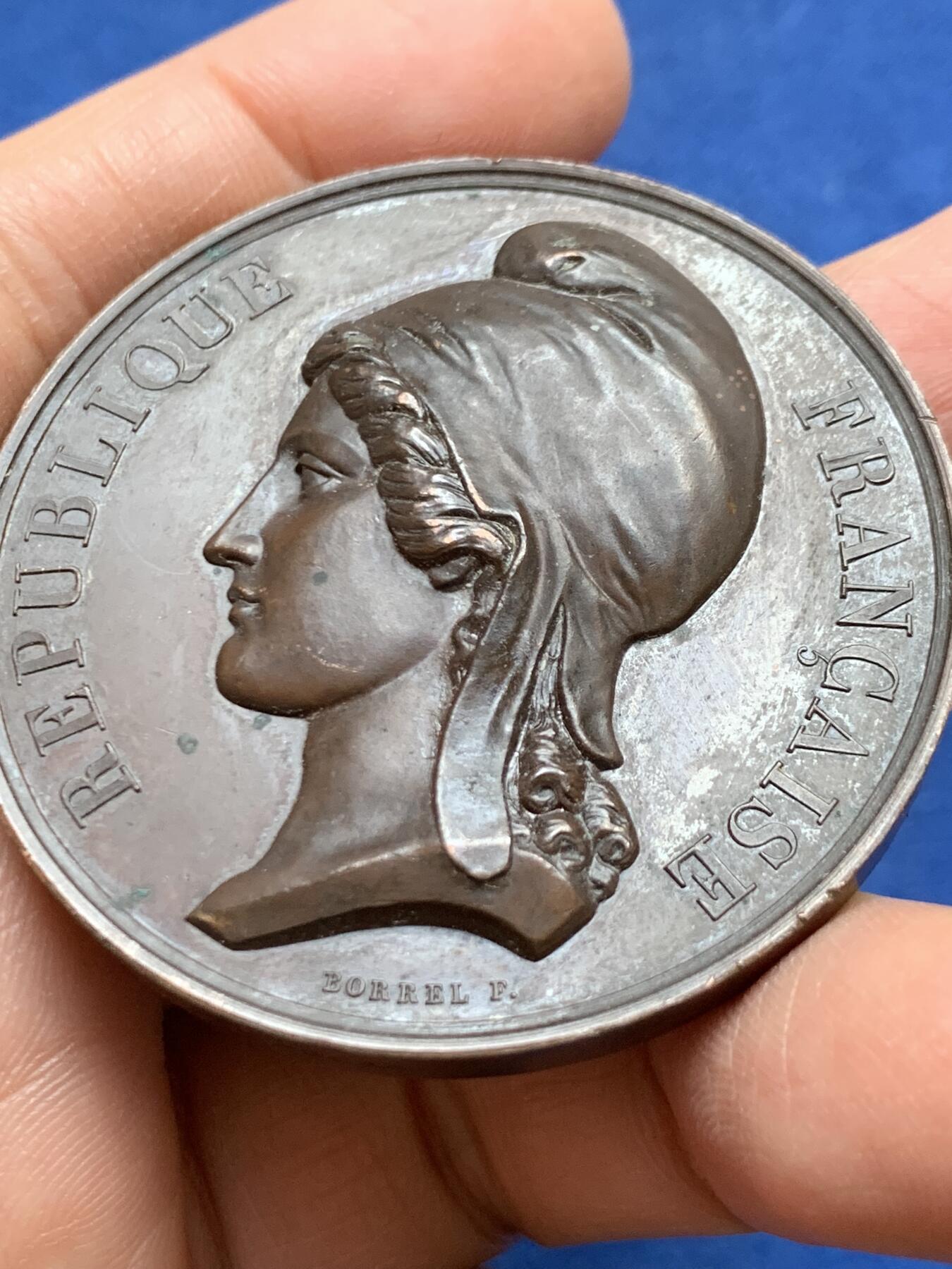 《竞宝斋》第456场 周日，周一，周二   3场连拍 （全场包邮）欢迎送拍 1848年法兰西共和国宣告纪念章 手指铜标 原铸章 65.5克 50.2mm