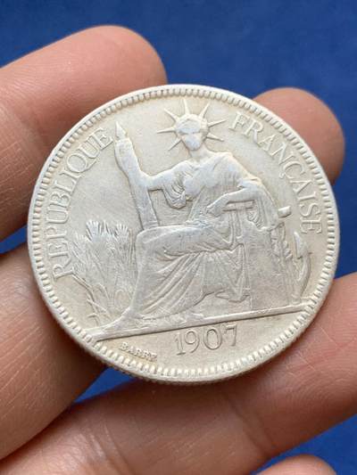 《竞宝斋》第456场 周日，周一，周二   3场连拍 （全场包邮）欢迎送拍 - 法属印度支那 1907年 坐洋 1皮阿斯特 银币 表面清洗挺厉害 细节见图