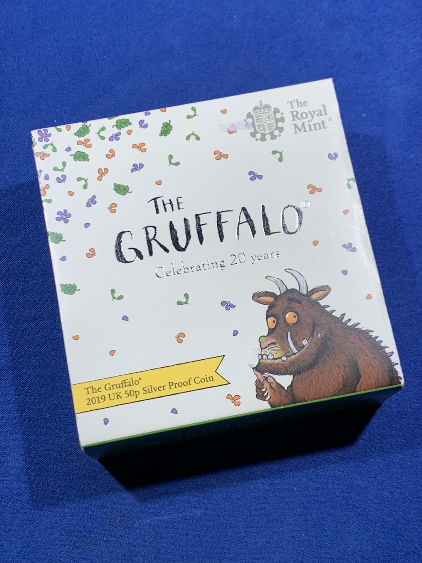 《竞宝斋》第456场 周日，周一，周二   3场连拍 （全场包邮）欢迎送拍 英国2019年咕噜牛50便士精致纪念彩色银币，925银，重量：8克，盒证齐全，发行量仅26420枚。