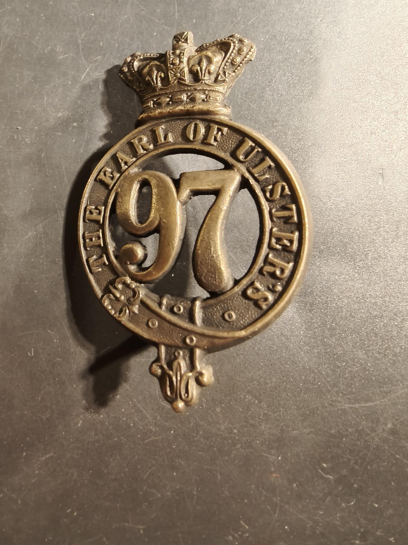 老王徽章第176期 英国第97步兵团格伦加里帽徽      使用时间1873-1881，该团1881年合并称为阿尔斯特伯爵步兵团