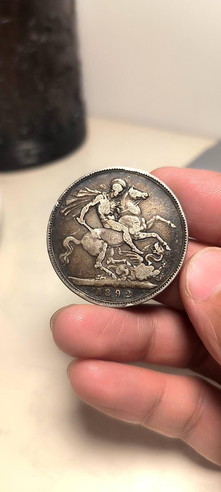 维多利亚高冠马剑银币