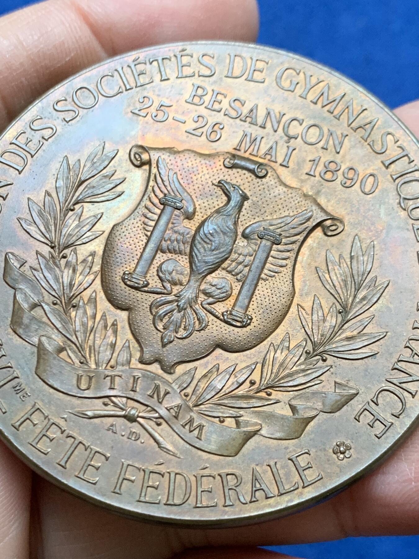 《竞宝斋》第456场 周日，周一，周二   3场连拍 （全场包邮）欢迎送拍 法国1890年贝桑松体操协会纪念铜章 直径58.5mm  重约82.7克  原生包浆丰饶角标 带原盒 字迹对应
