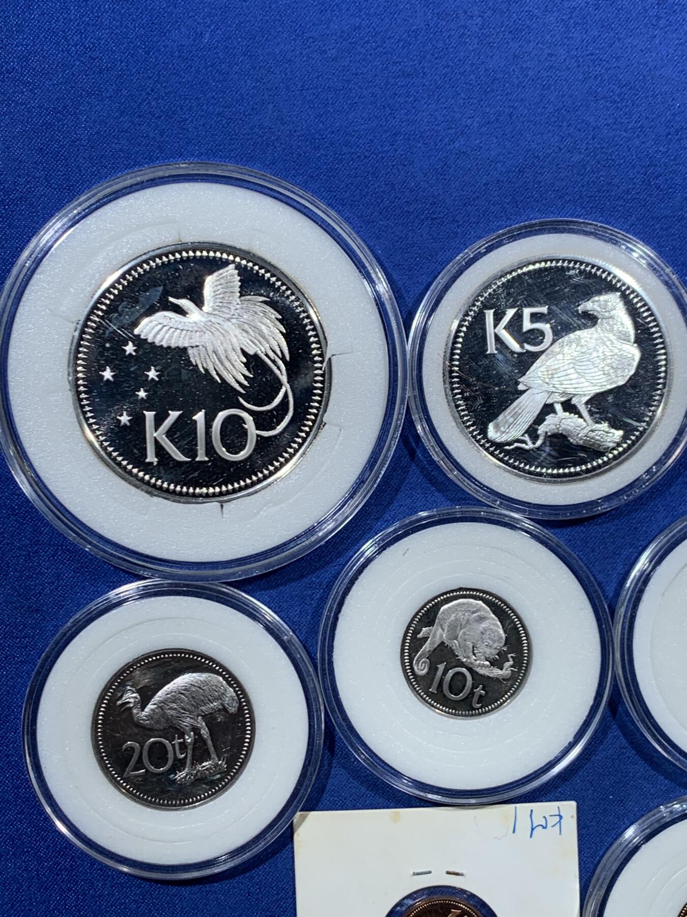 《竞宝斋》第456场 周日，周一，周二   3场连拍 （全场包邮）欢迎送拍 巴布亚新几内亚 1975-1979年 8枚套 含两枚精制银币 5基纳39.8mm27.56克500银 / 10基纳44.8mm41.4克925银