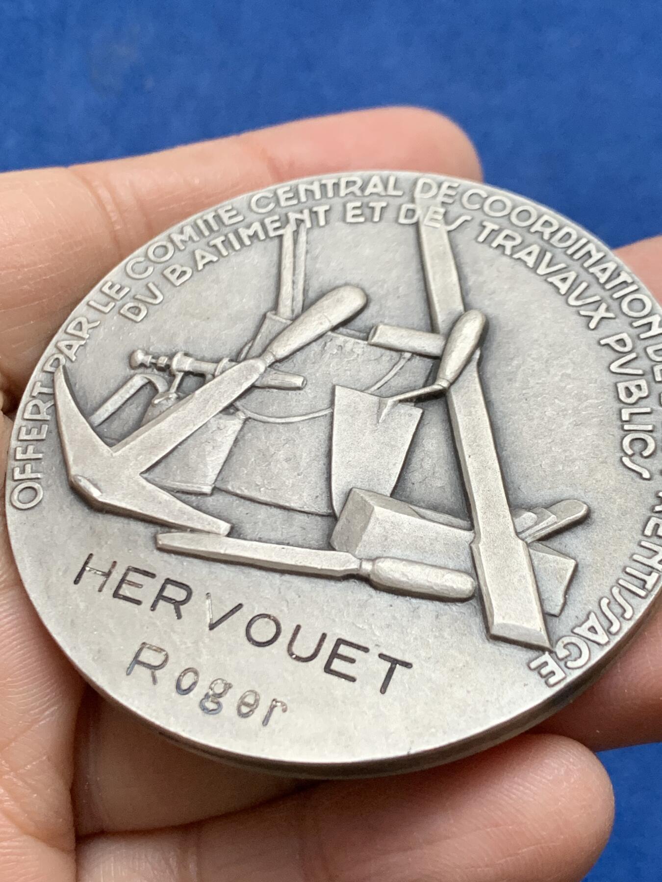 《竞宝斋》第456场 周日，周一，周二   3场连拍 （全场包邮）欢迎送拍 法国建筑和公共工程颁发纪念大银章 125.2克 59.3mm 丰饶角1银标 带盒