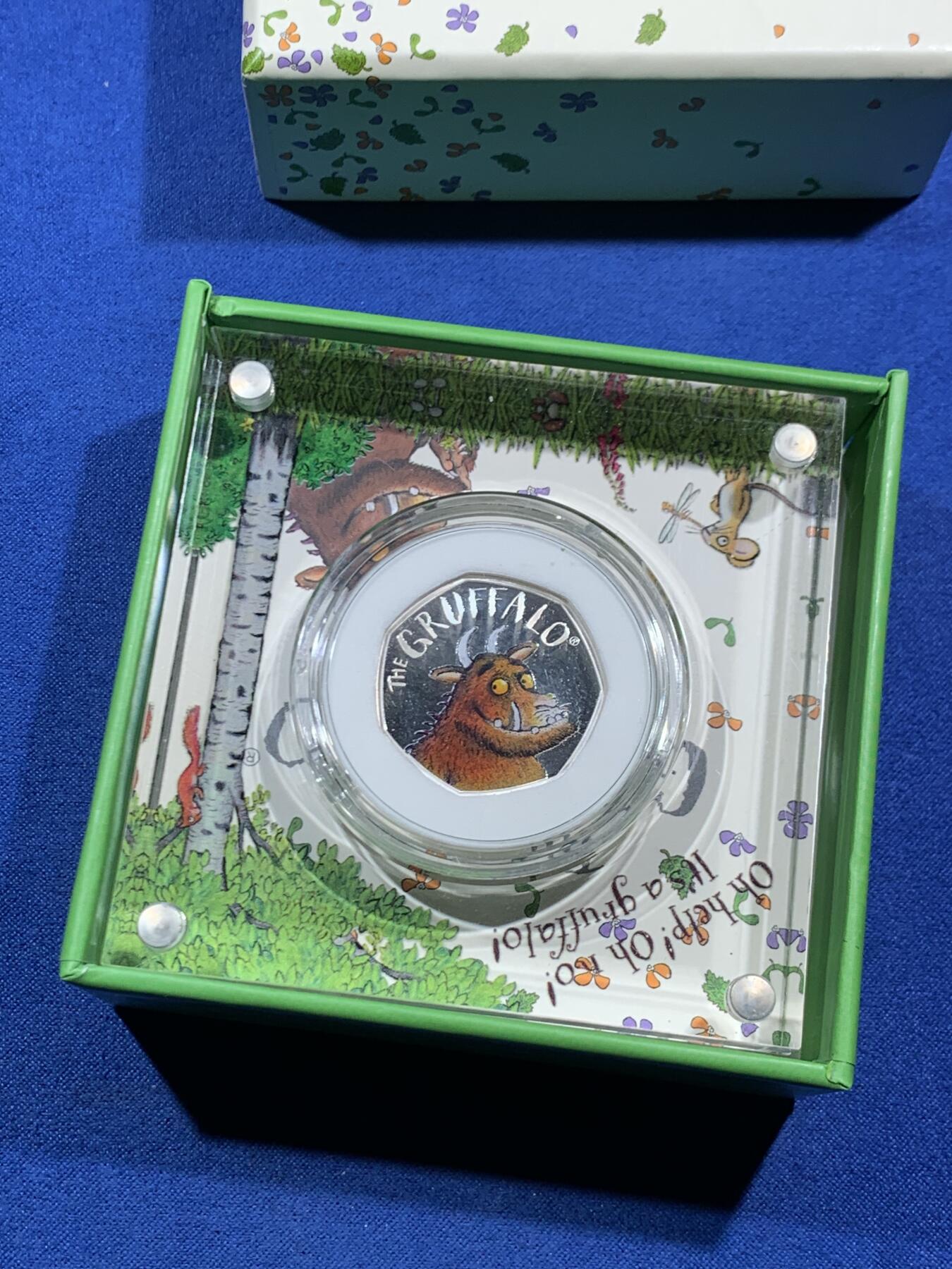 《竞宝斋》第456场 周日，周一，周二   3场连拍 （全场包邮）欢迎送拍 英国2019年咕噜牛50便士精致纪念彩色银币，925银，重量：8克，盒证齐全，发行量仅26420枚。